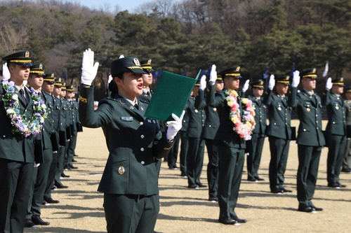 임관 선서문 낭독하는 임수민 소위. [육군 제공]